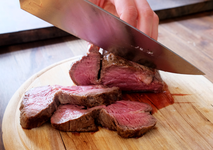 Rinderfilet in Scheiben schneiden