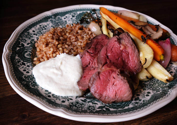 Rinderfilet mit Dinkel, Schmorgemüse und Meerrettich-Dip