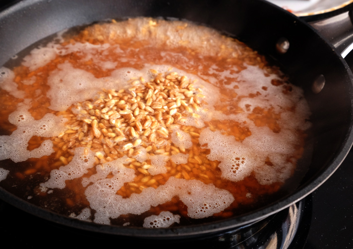 Dinkel in Hühnerbrühe dünsten