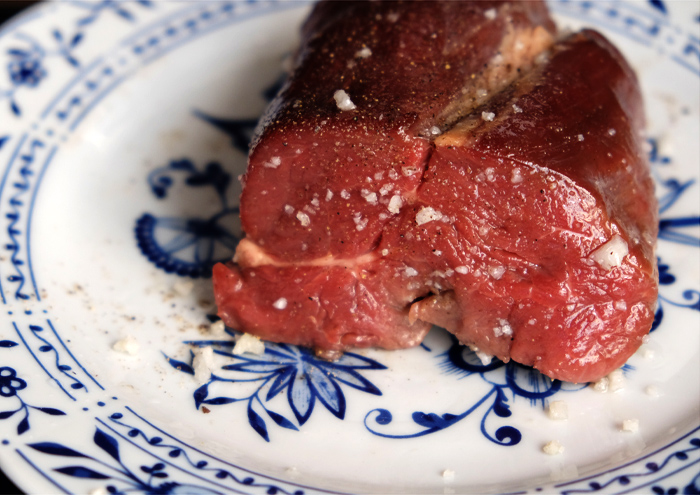 Rinderfilet mit Öl bestreichen und salzen und pfeffern