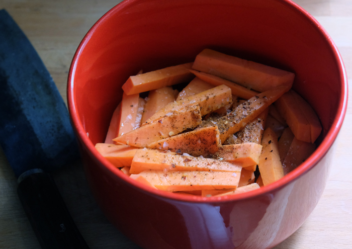 Süßkartoffelsticks würzen
