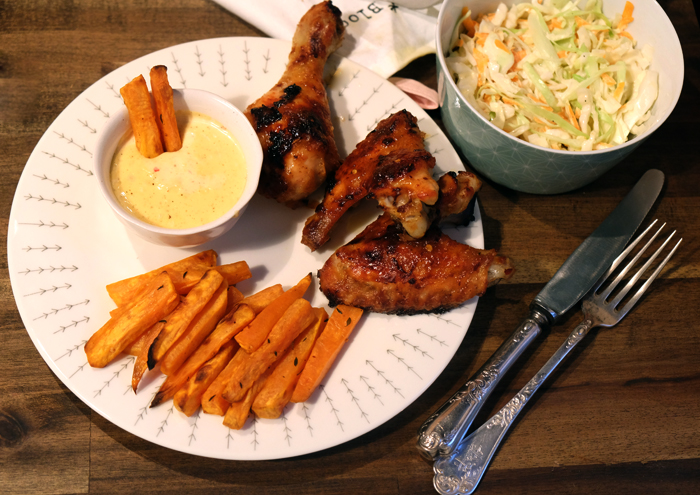 Chicken Wings mit Sweet Potato Fries, Chilimayonnaise und Coleslaw