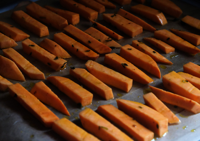 Süßkartoffelsticks auf einem Gitterrost verteilen