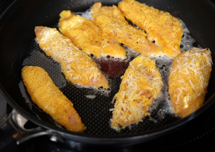 Paniertes Hühnchen in Pflanzenfett anbraten