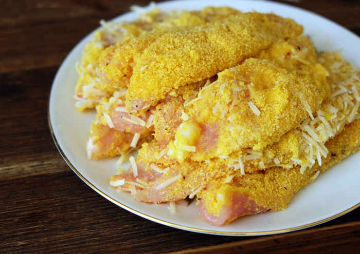 Hühnchen mit Panade aus Maispaniermehl und Parmesan