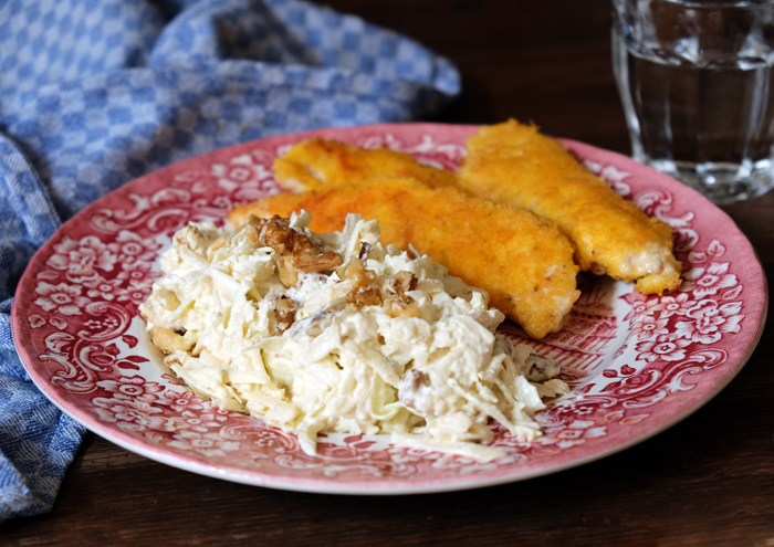 Waldorfsalat mit Hühnchenfilets servieren.