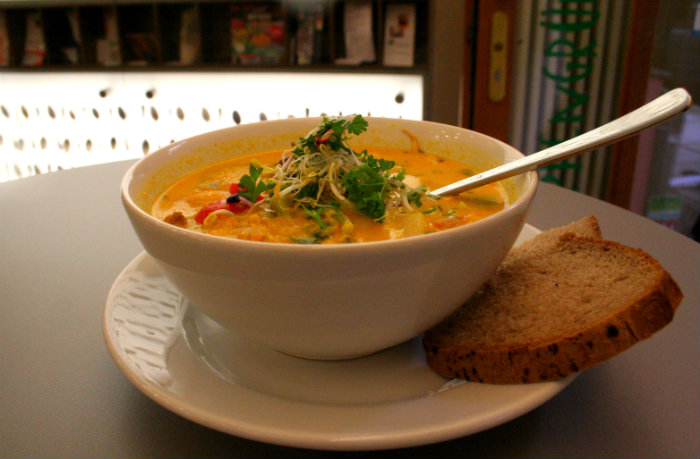 Kokos-Curry-Suppe mit gebratenem Huhn und Duftreis
