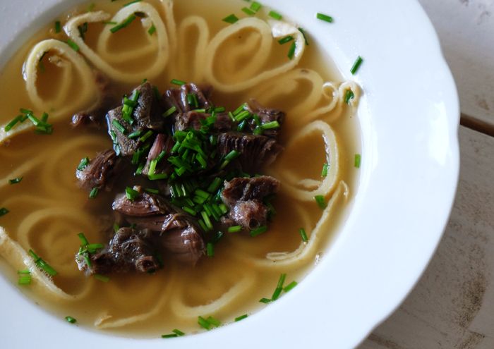 Flädlesuppe mit Rind und Schnittlauch