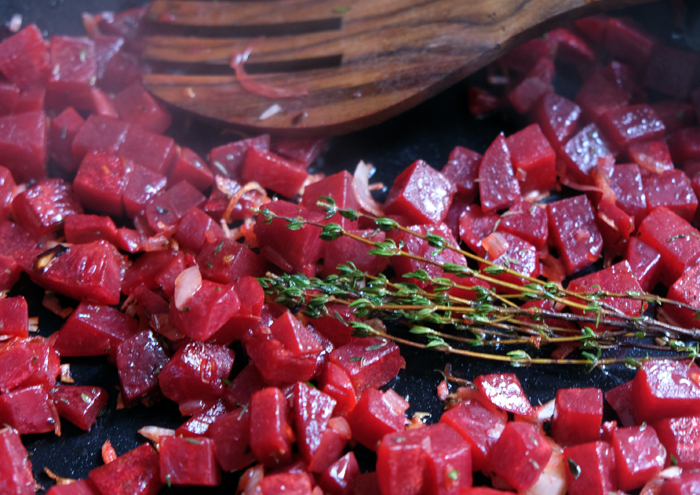 Rote Bete Würfel mit Thymian anbraten