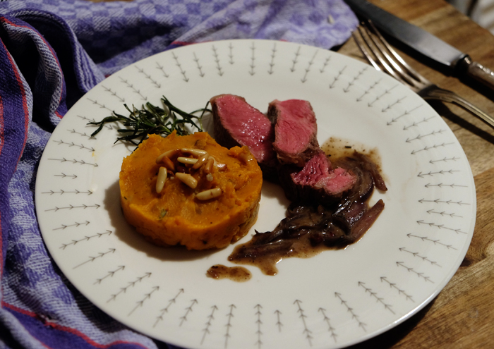 Entrecôte mit Süßkartoffelpüree und Zwiebel-Sahne-Sauce