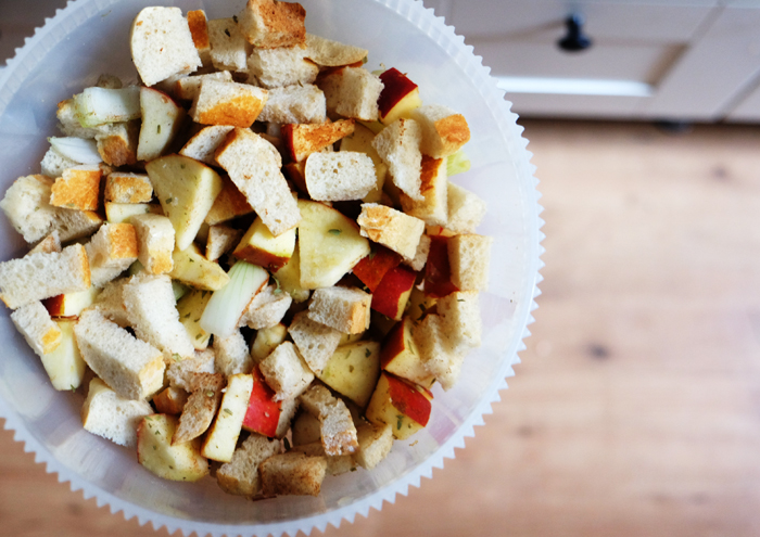 Mit Apfel, Speck und Gewürzen mischen