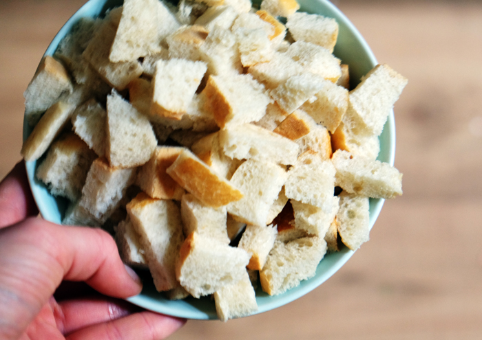 Brot klein würfeln