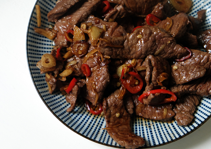 Rindfleisch mit Ingwer, Knoblauch und Chili anbraten