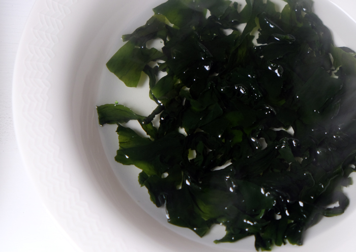 Wakame Algen für etwa 2 Minuten in warmen Wasser einweichen