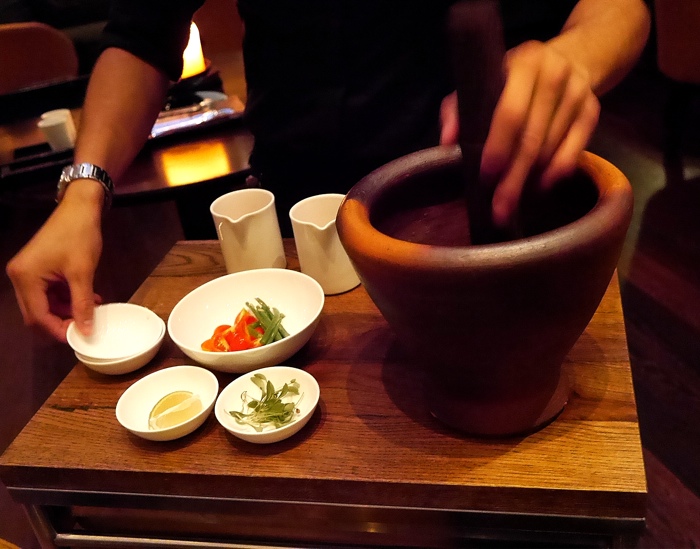 Der Papaya Salat wurde frisch am Tisch zubereitet